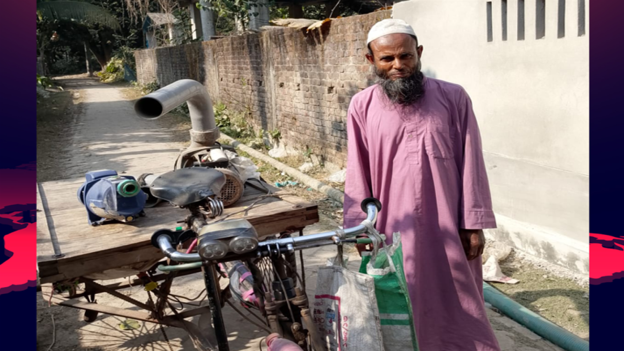 সাতক্ষীরায় ভ্যানের উপর ভাঙা বৈদ্যুতিক মটর নিয়ে ঘুরছেন ক্ষতিগ্রস্ত মৎস্য চাষী মুজিবার গাজী।